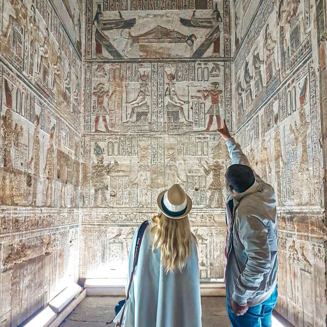 Yo y nuestro guía en el templo de Dendera durante nuestro viaje a Egipto por libre