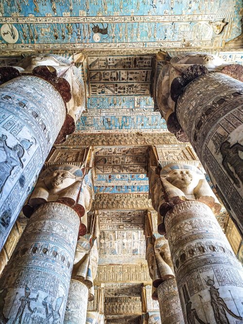 Interior del impresionante templo de Dendera, parada del día 5º del itinerario por Egipto de dos semanas