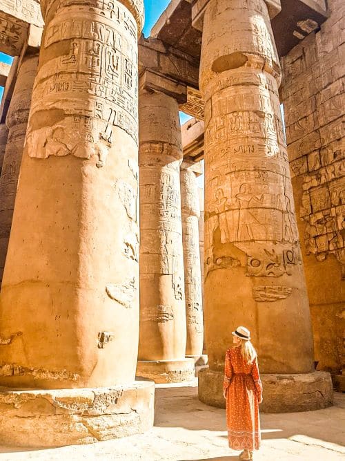 la que escribe alucinando con las columnas de la sala hipóstila del templo de Karnak, una de las visitas imprescindibles de la ruta por Egipto de 15 días