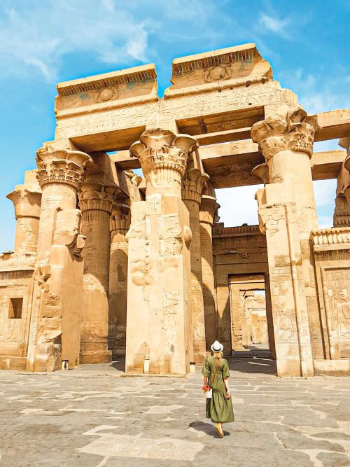 Servidora delante del Templo de Kom Ombo, en el noveno día del itinerario por Egipto de dos semanas